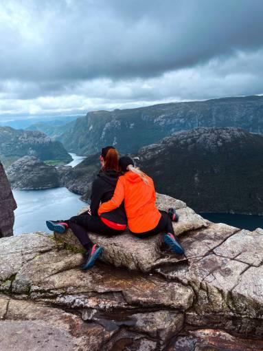 Pareja en un pico de montaña
