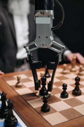 internet Robot de inteligencia artificial jugando al ajedrez con un humano