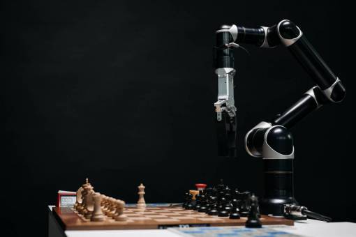 internet Robot de inteligencia artificial jugando al ajedrez con un humano