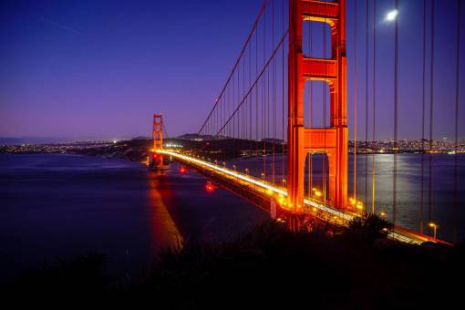 niebla Puente Golden Gate en San Francisco, Estados Unidos por la noche