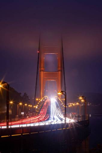 niebla Puente Golden Gate en San Francisco, Estados Unidos por la noche