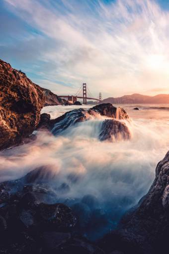 ligero Puente Golden Gate en San Francisco, Estados Unidos al atardecer