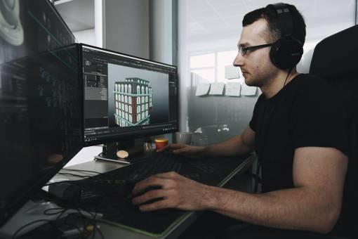 escritorio Hombre diseñando un modelo 3d en la computadora