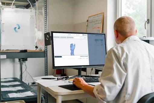 escritorio Hombre diseñando un modelo 3d en la computadora