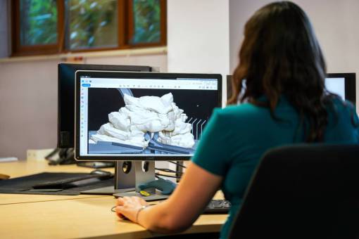 escritorio Mujer diseñando un modelo 3d en la computadora