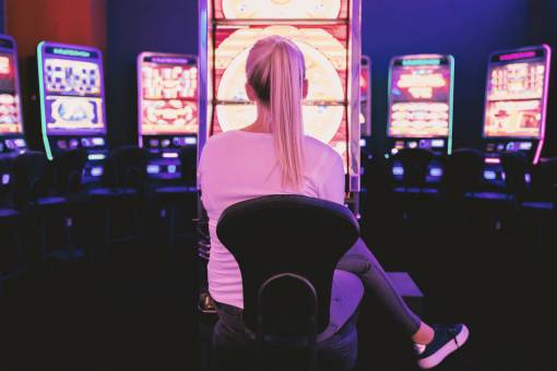 cortar Mujer jugando tragamonedas en el casino