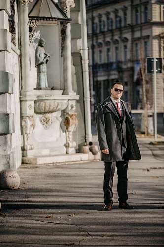vertical businessman street outfit portrait downtown sunglasses standing tuxedo suit citta architettura affari uomo via confident successful verticale piedi vestito moda