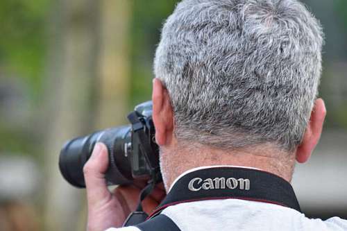 journalist camera photojournalist lens equipment journalist fotoreporter photographer apparecchiatura lente fotografo fotografia outdoors nature fotocamera giornalista libero natura tempo uomo