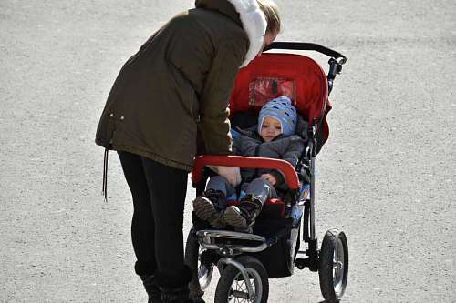 seat-belt care mother pedestrian child enjoyment togetherness seat kb