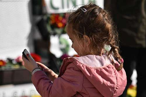 niño internet teléfono móvil niña bonita