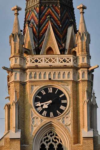reloj torre de la iglesia catedral analógico católico histórico ladrillos arquitectura edificio