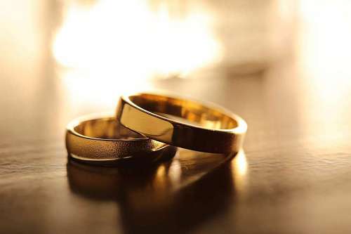 anillo anillo de bodas de primer plano dorado resplandor dorado