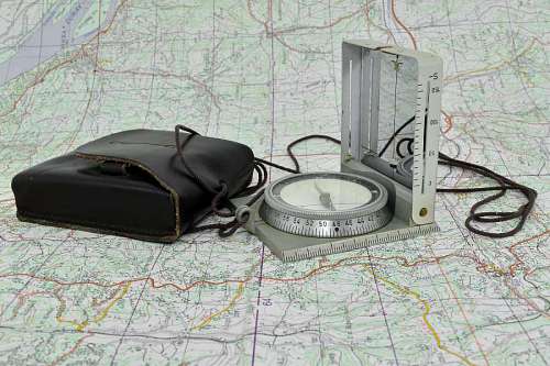 brújula mapa militar antiguo equipo navegación papel descubrimiento retro