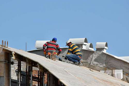 trabajador de la construcción seguridad en la azotea industria del tejado luz natural al aire libre arquitectura edificio