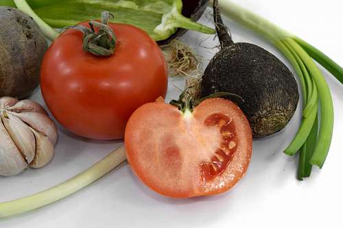 garlic cross section garlic fresh tomatoes leek antioxidant antibacterial radish slice vegetable