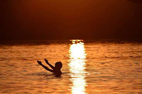 enjoyment shadow boy night silhouette sun dusk swimming sunset season  wolken daemmerung nacht sommersaison genuss schwimmen schatten junge sonne