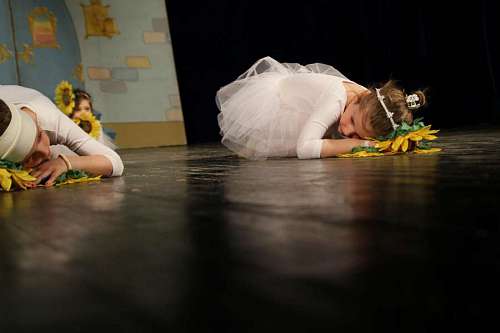laying-down floor laying dance ballet performance pretty hairstyle dancing
