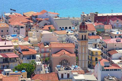 torre de iglesia torre de la iglesia del paisaje marino del centro de grecia