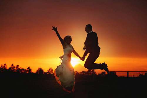 novia felicidad saltar atardecer saltando silueta alegre novio novia sol kb