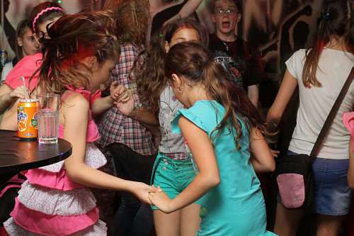 cumpleanos feliz cumpleaños bailando juntos niños discoteca niño