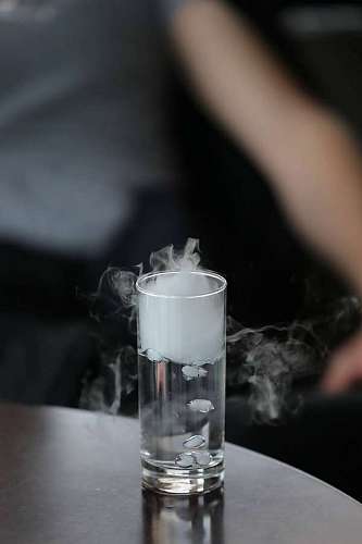 heladas agua helada humo bebiendo cristal vaso bebida fría desenfoque fresco