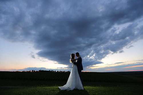 cima tormenta compromiso cima de la colina novio clima novia mal abrazando matrimonio puesta de sol fonds etreindre colline marie mauvais mariee coucher jeune temps mariage