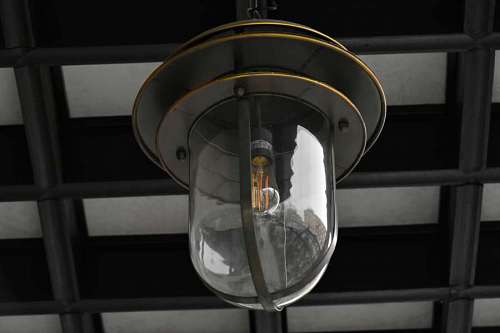 street lamp ceiling electricity energia elettrica luce indoors urban architecture lampadina lampada appeso tenebre urbano soffitto via casa 