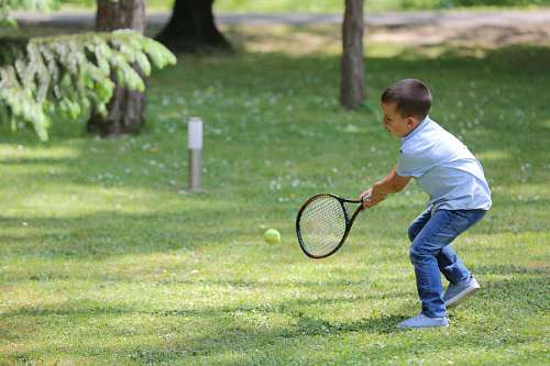 rack raqueta de tenis juguetón césped jugando recreación pelota infantil activa