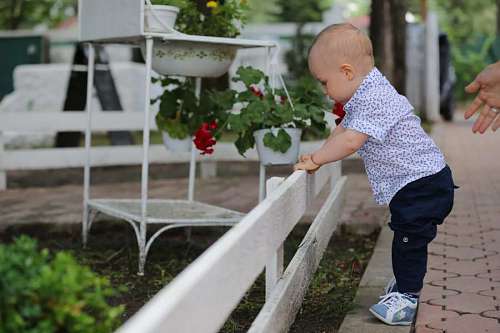 besos Niño paso hijo acusado de asesinato papá vistiendo mientras camisa bestest ocio al aire libre naturaleza jardín de verano