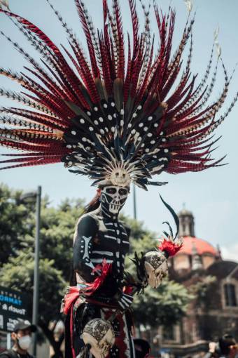 mexico Bailarina azteca con traje tradicional de plumas: vibrante espectáculo cultural
