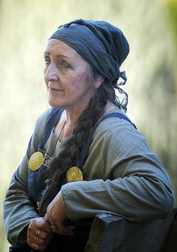 personas Mujer mayor con traje vikingo