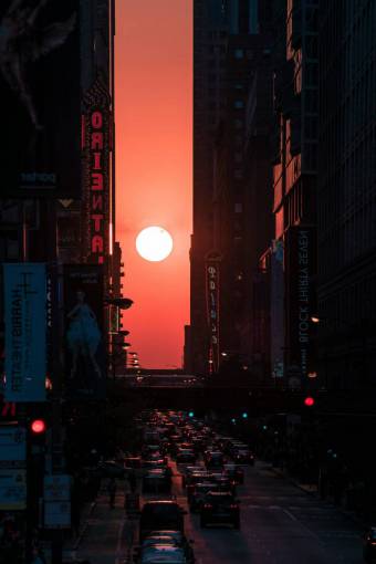 sunset Manhattanhenge in Manhattan?s street grid