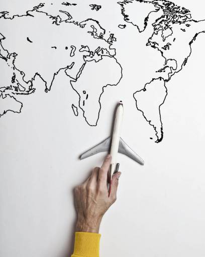 conceptos avión de juguete en planisferio