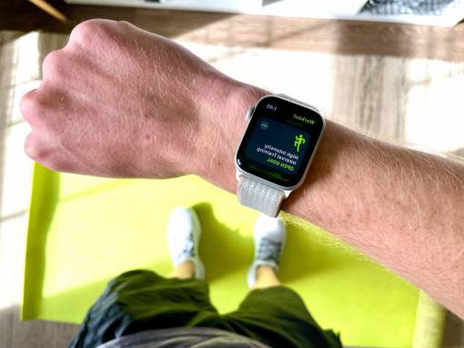 deportes Un hombre mirando su reloj inteligente mientras entrena