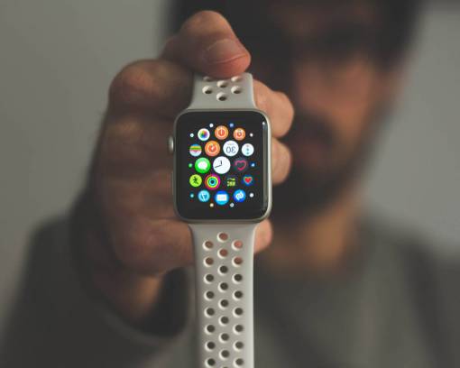 digital Un hombre con un reloj inteligente