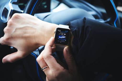 digital Un hombre con un reloj inteligente en el coche.
