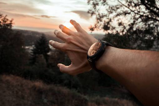 deportes Un hombre que lleva un reloj inteligente al aire libre