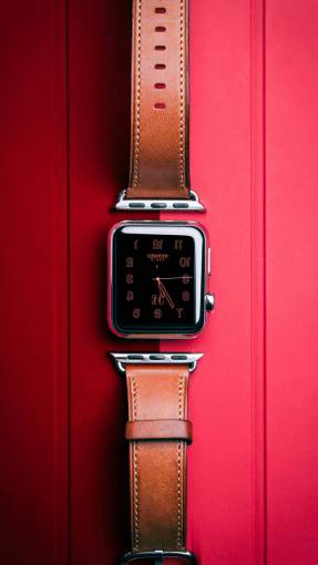 deportes Un reloj inteligente sobre fondo rojo.