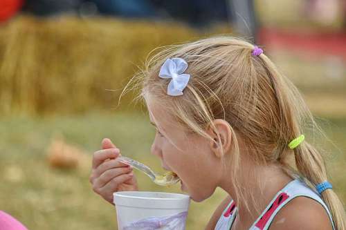 bast blonde child pretty lunchen eating children blond childhood cc0