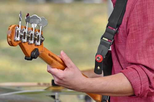 rum orang rekreasi laki tangan luar peralatan guitarist outdoors guitar gitaris gitar rumah leisure recreation equipment nature alam gambar