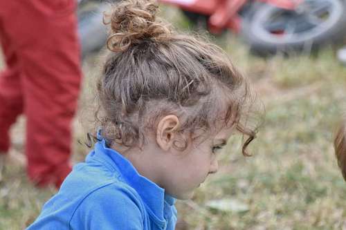bonita naturaleza inocencia rizo peinado al aire libre niño