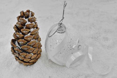 winter kerst sphere snowflakes ornament decoration sneeuw snow traditional still schijnend vakantie stilleven decoratie liefde harten sneeuwvlokken sieraad traditionele bol