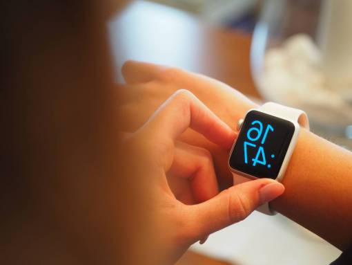 deportes mujer, llevando, un, reloj inteligente
