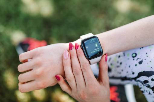 deportes mujer, llevando, un, reloj inteligente
