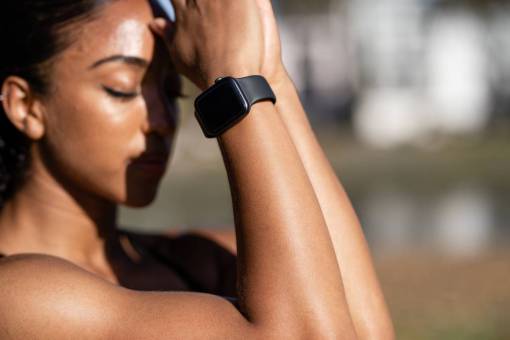 deportes mujer, llevando, un, reloj inteligente
