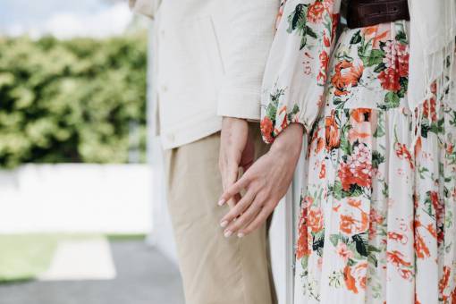 amor sentimiento pareja tomados de la mano