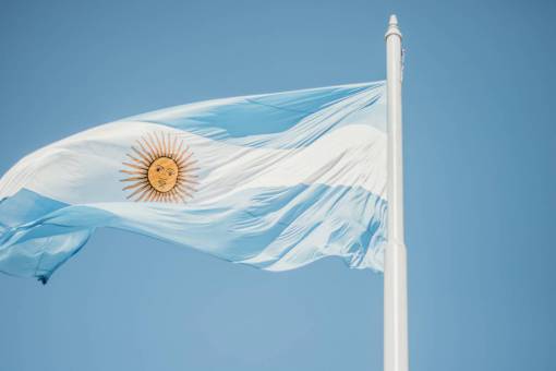 horizontal Bandera de Argentina ondeando al aire libre