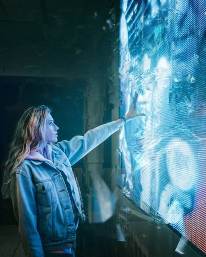 internet Escena futurista de una mujer tocando la pantalla táctil