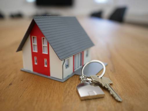 conceptos Manos sosteniendo llaves de casa