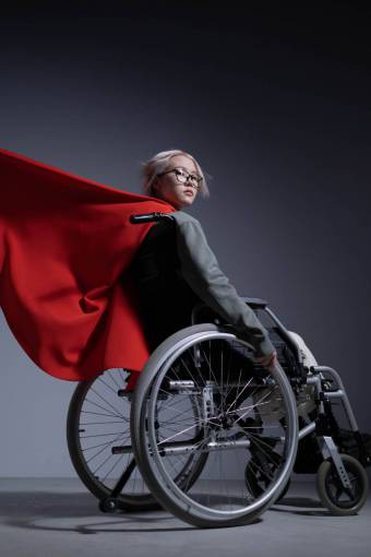 vector mujer disfrazada de superheroína